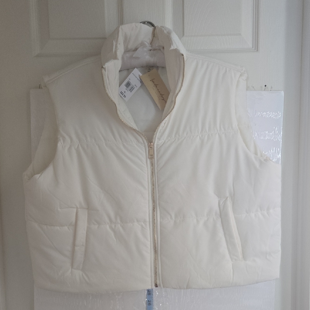 NWT Women's Crop Off White Puffer Vest Size Xlarge